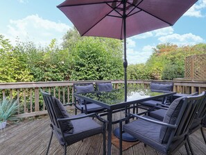 Outdoor dining - 3 bedroom accommodation in Somerford Keynes (Somerford Keynes)