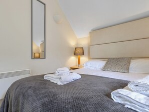 3 bedrooms, free WiFi, bed sheets - 3 bedroom accommodation in Somerford Keynes (Somerford Keynes)