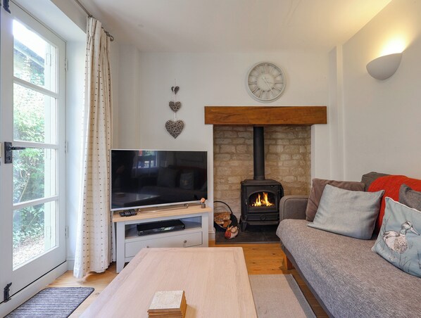 Fireplace - 3 bedroom accommodation in Somerford Keynes (Somerford Keynes)