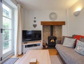 TV, fireplace - 3 bedroom accommodation in Somerford Keynes (Somerford Keynes)