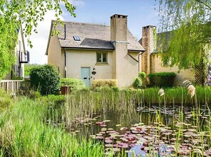 Property grounds - 3 bedroom accommodation in Somerford Keynes (Somerford Keynes)