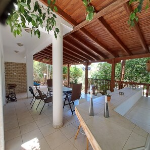 Outdoor dining - Family Villa, Gardens Estates, 2 min walk to the scenic Kapparis beach (Paralimni)