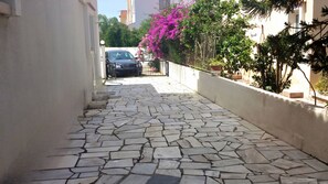 Property grounds - Family Villa, Gardens Estates, 2 min walk to the scenic Kapparis beach (Paralimni)