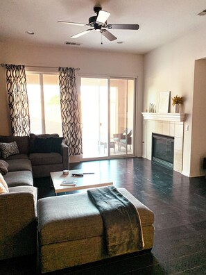 Télévision, cheminée