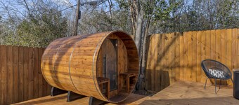 5th St Getaway w Sauna Hot tub Firepit & Game Room