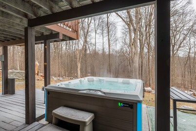 Cozy Cabin with Hot Tub, Private Lake & Game Room 