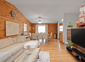 Smart-TV, Kamin, Tischtennisplatte, Bücher