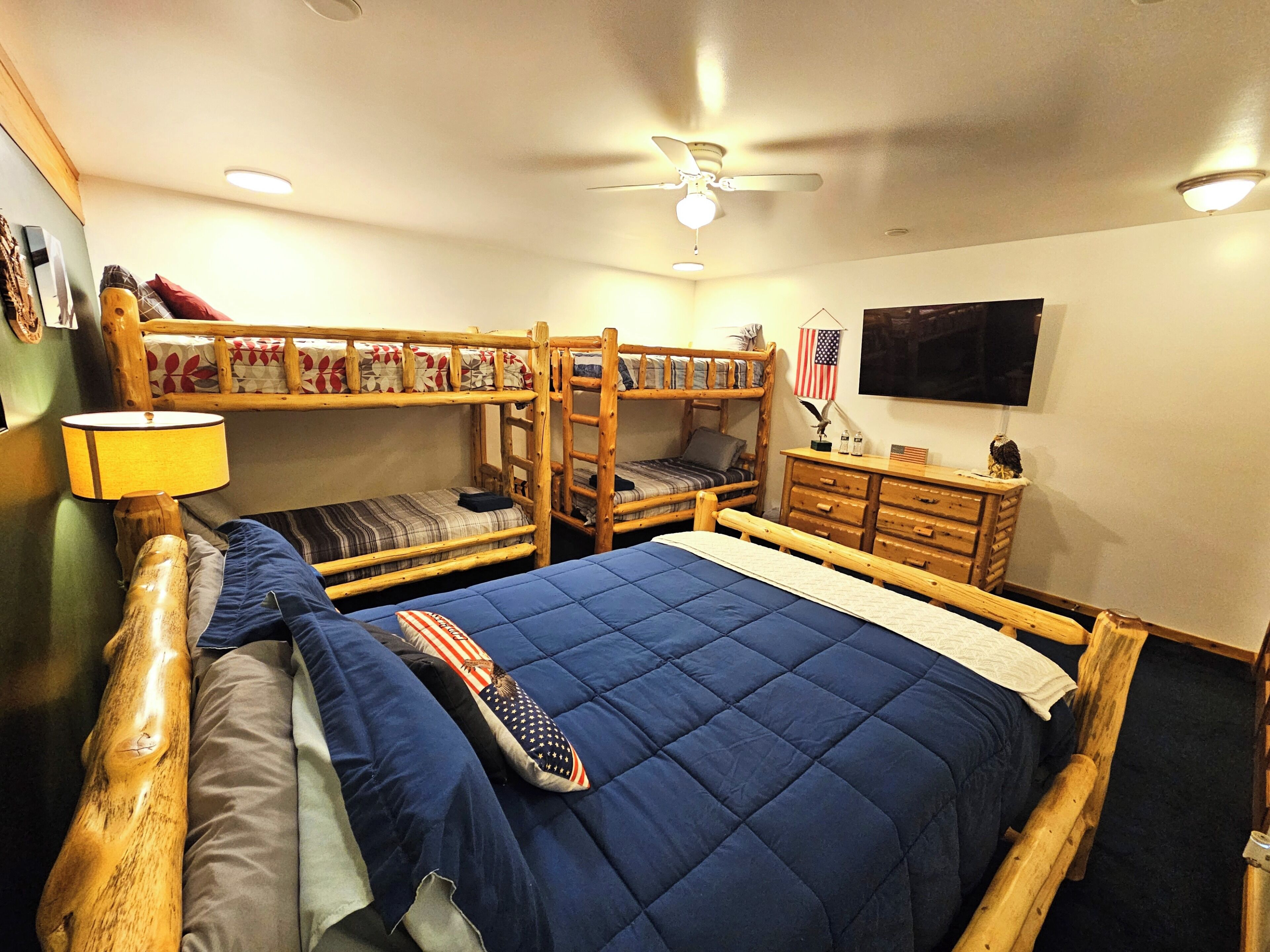 4 bedrooms, iron/ironing board, internet, bed sheets