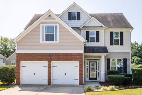 Sleeps 8: King sized bed - Home away from home, yet close to everything!