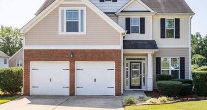 Sleeps 8: King sized bed - Home away from home, yet close to everything!