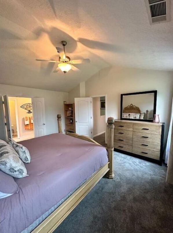 4 habitaciones, escritorio, tabla de planchar con plancha y wifi 