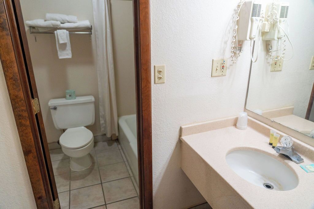 Combined shower/bathtub, hydromassage showerhead, free toiletries