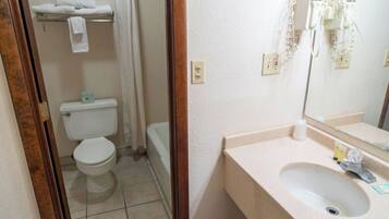 Combined shower/bathtub, hydromassage showerhead, free toiletries