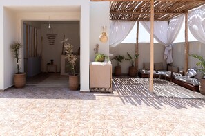 Terrace/patio - Cozy Room in DesArt Hostel, 5 Minutes to the  Famous Surf spot Devils ROCK (Agadir, Souss-Massa, Morocco)