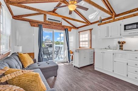 42-英寸智能电视(配备数码频道)、Netflix、Hulu