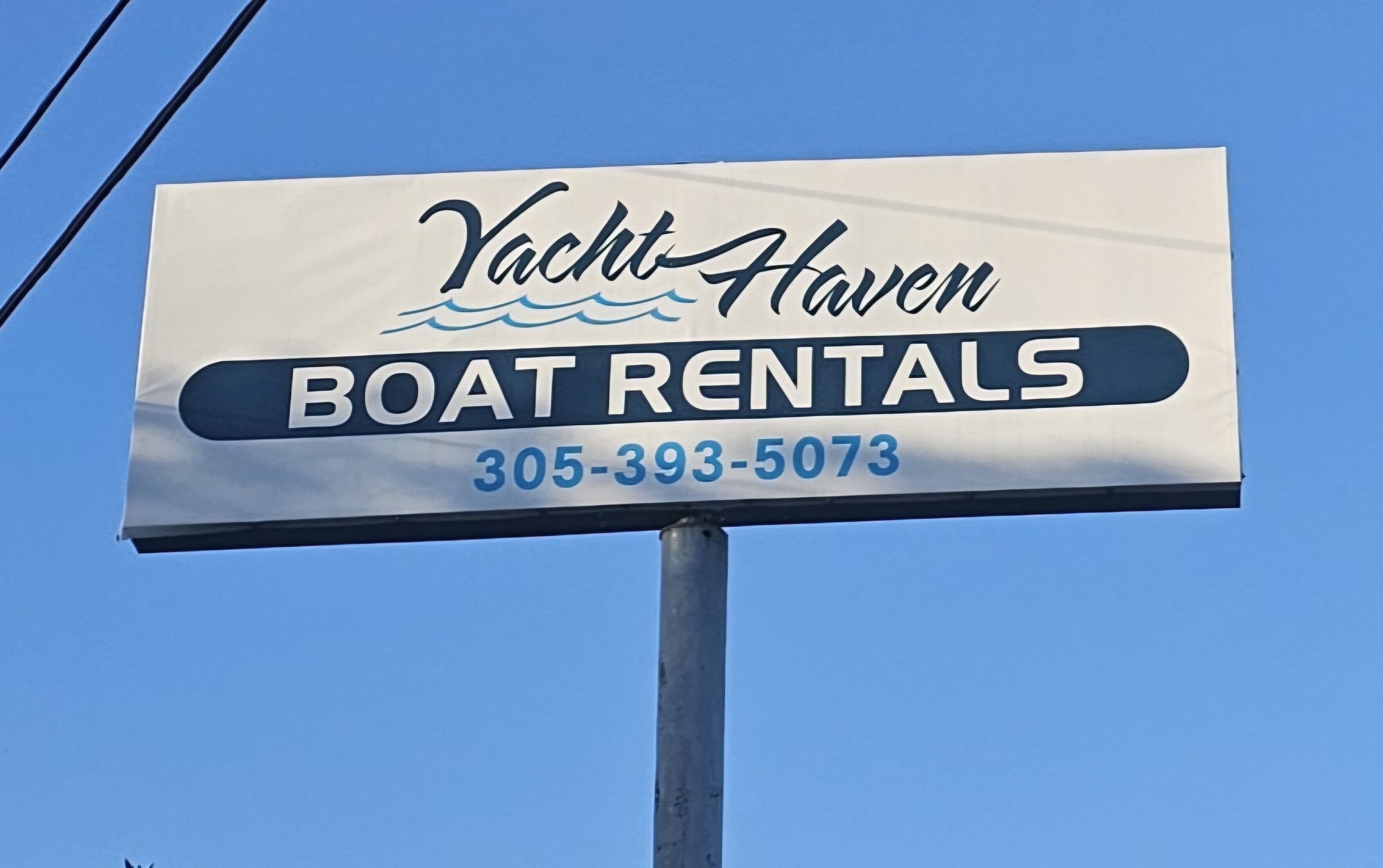 Naamplaatje voor Yacht Haven Bootverhuur met een telefoonnummer.