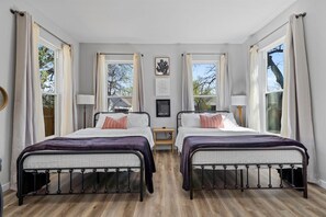 4 bedrooms, iron/ironing board, travel cot, WiFi - Heated Cowboy Pool 2 mins 2 Silos & Cameron Park (Waco)