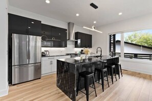 Refrigerador, microondas, horno y parrilla de estufa 