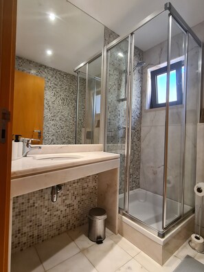 Doccia, asciugacapelli, bidet, asciugamani