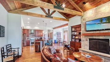 TV connectée, cheminée, livres