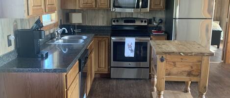 Réfrigérateur, four à micro-ondes, un four, surface de cuisson