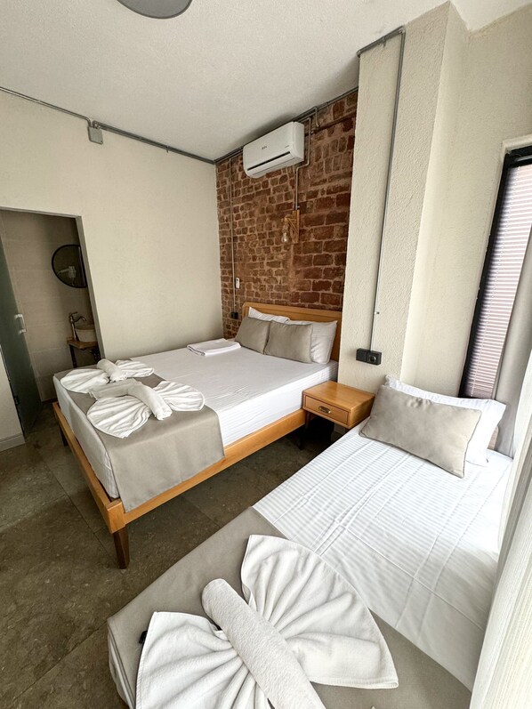 Comfort-Dreibettzimmer, 1 Schlafzimmer, Stadtblick | Bettwäsche aus ägyptischer Baumwolle, hochwertige Bettwaren