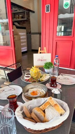 Tägliches nach Wunsch zubereitetes Frühstück gegen Gebühr