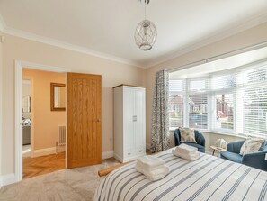 2 bedrooms, travel cot, WiFi, bed sheets
