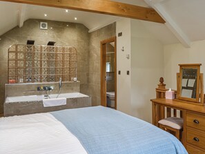 1 bedroom, free WiFi, bed sheets - Intimate and inviting, this couples retreat is a cosy haven for two. (South Kilvington, near Thirsk)