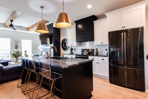 Mikrovågsugn och grytor/köksredskap