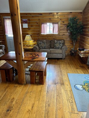 Smart TV, books, stereo - Cozy 2 bedroom cabin on a 20 acre lake (Limestone)
