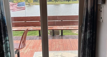 Cozy 2 bedroom cabin on a 20 acre lake