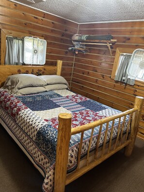2 bedrooms, free WiFi, bed sheets - Cozy 2 bedroom cabin on a 20 acre lake (Limestone)