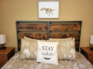 4 bedrooms, iron/ironing board, WiFi, bed sheets - Red Juniper House // 4BR, 2.5 Bath, Large Yard, Pet Friendly, 3mi to Mayo Clinic (Rochester)