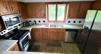 Red Juniper House // 4BR, 2.5 Bath, Large Yard, Pet Friendly, 3mi to Mayo Clinic