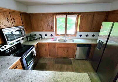 Red Juniper House // 4BR, 2.5 Bath, Large Yard, Pet Friendly, 3mi to Mayo Clinic