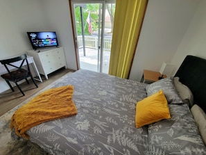 4 bedrooms, iron/ironing board, WiFi, bed sheets