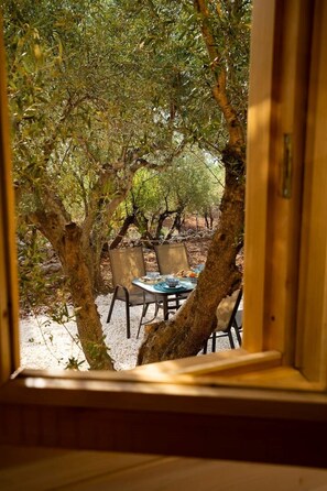Outdoor dining - THALASSA GREEN, lodge, slow holidays & mindfulness (Agios Nikolaos)