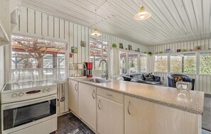 Fridge, stovetop, dishwasher, coffee/tea maker - Nice home in Sydals with WiFi (Sydals)