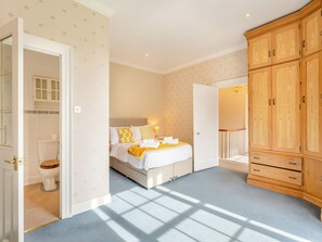 5 室のベッドルーム、WiFi (無料)、ベッドシーツ