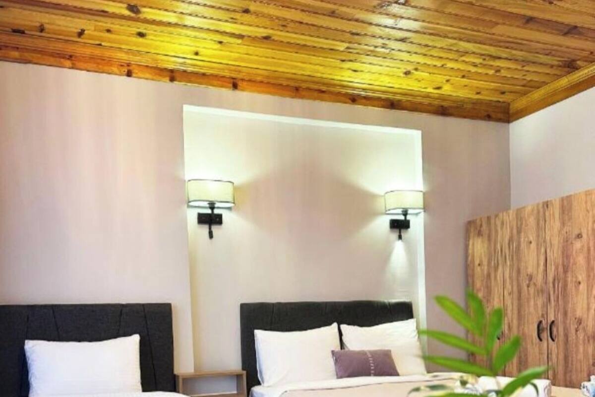 Habitació triple clàssica | Llençols de cotó egipci, roba de llit d'alta qualitat i escriptori