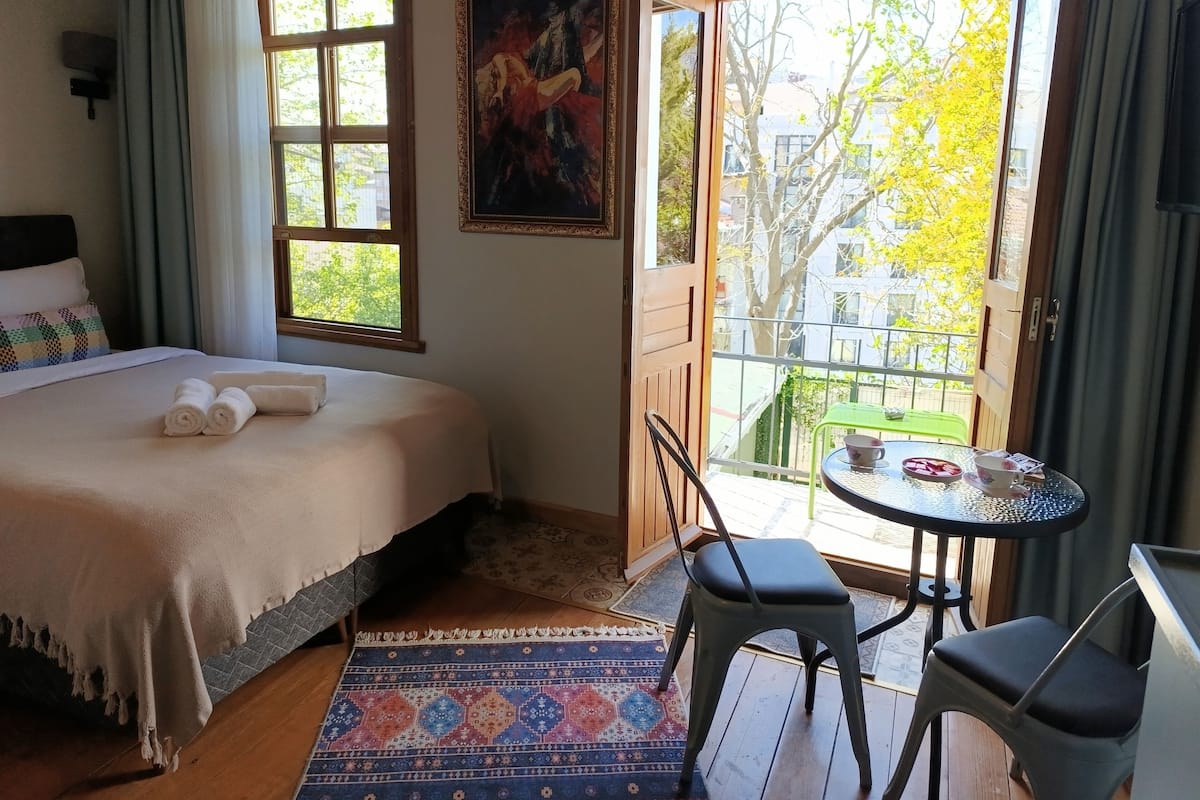 Egyptian cotton sheets, premium bedding, desk, laptop workspace