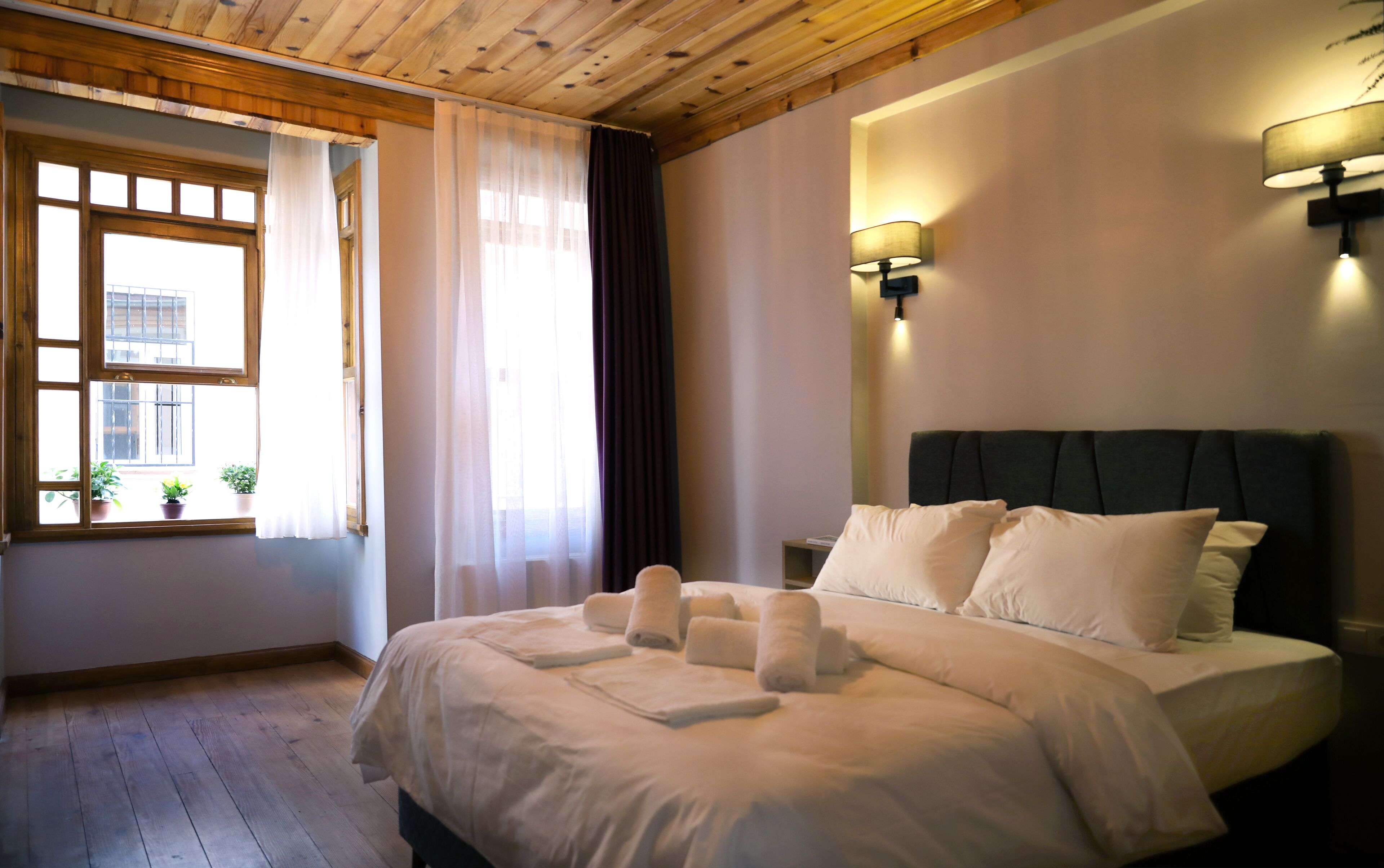 Kahden hengen standard-huone, 1 parisänky | Egyptinpuuvillaiset lakanat, ylelliset vuodevaatteet, työpöytä