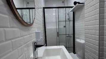 Superior Double or Twin Room | Bathroom