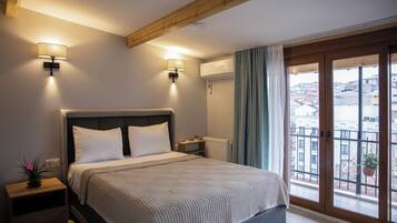 Suite Studio Supérieure | Draps en coton égyptien, literie de qualité supérieure, bureau