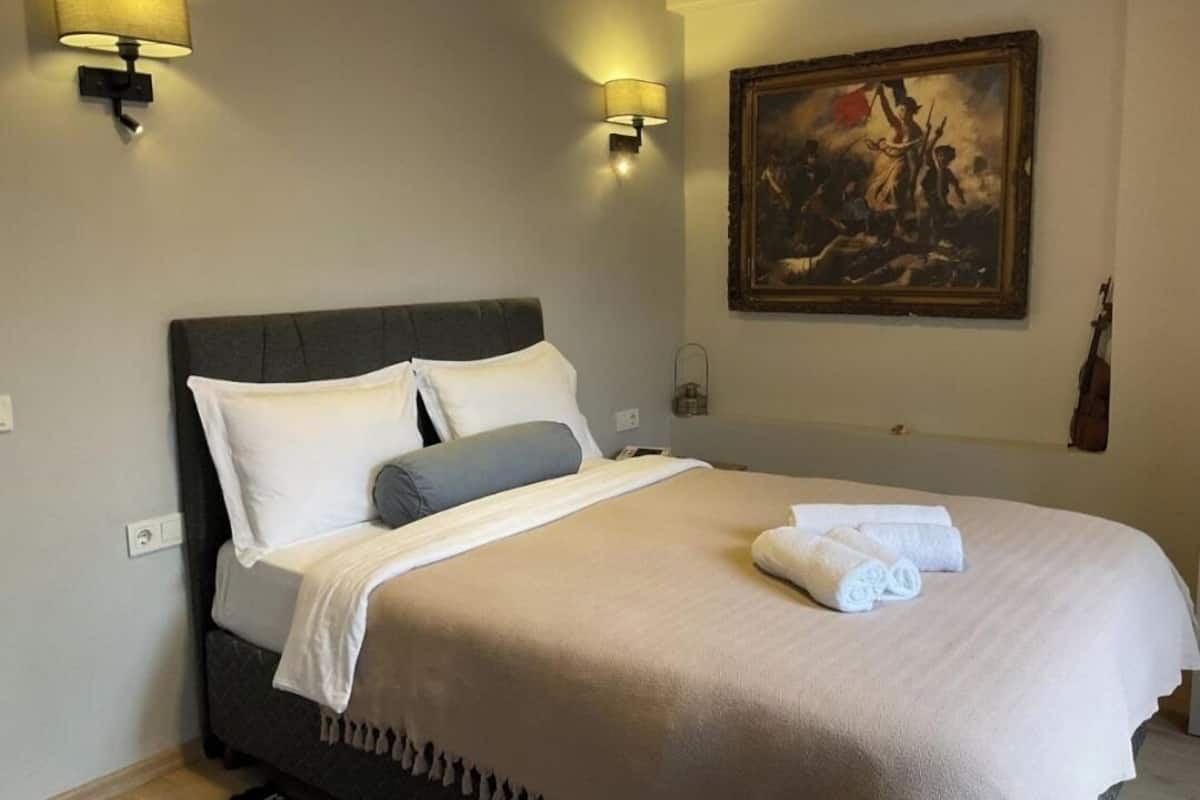 Habitació doble o amb dos llits individuals estàndard, 1 llit doble, no fumadors, vistes al jardí | Llençols de cotó egipci, roba de llit d'alta qualitat i escriptori