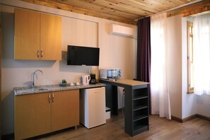 Mini-Kühlschrank, Wasserkocher mit Kaffee-/Teezubehör, Wasserkocher