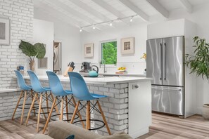 Een koelkast, een microgolfoven, een oven, een kookplaat