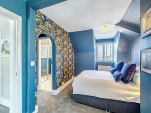 5 bedrooms, WiFi (free), bed sheets