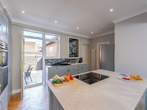 Dishwasher - Overlooking Peasholm Park, walking distance from North Bay seafront. (Scarborough)